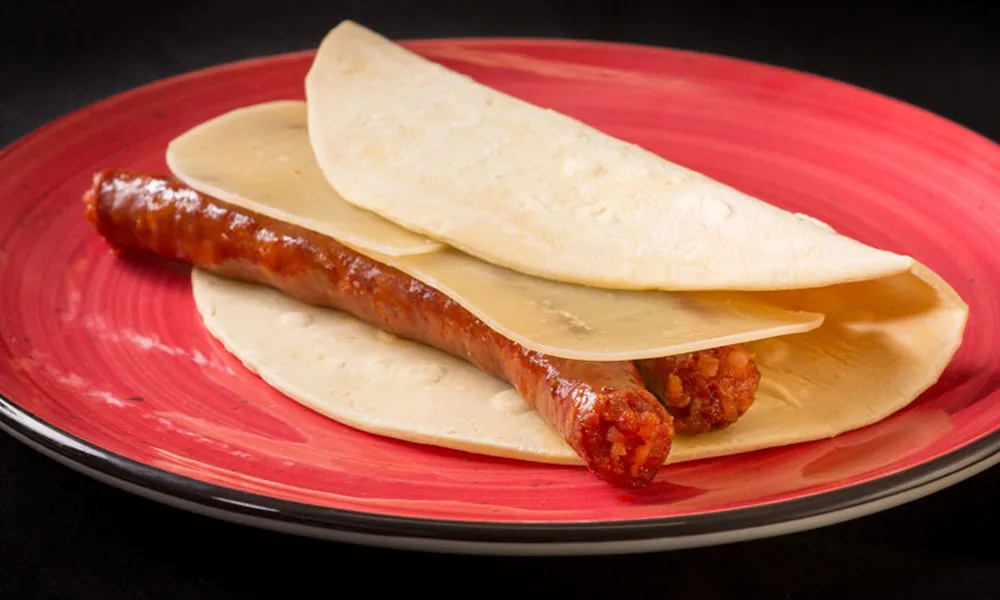 Taloa garni de txistorra grillée et fromage de brebis